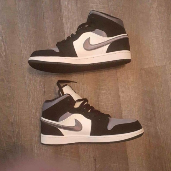 Sold jordan 1 mid - Picture 7 of 11